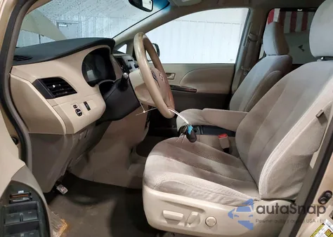 2011 Toyota Sienna Le 7-Passenger z USA, uszkodzony, nr VIN 5TDJK3DC0BS016722